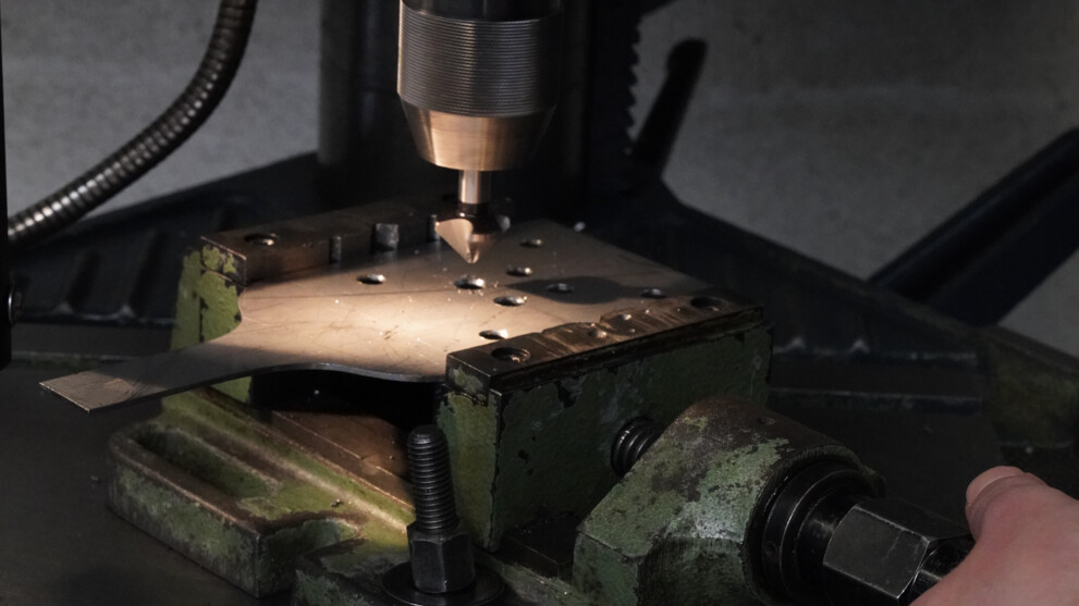 Häftling an Bohrmaschine